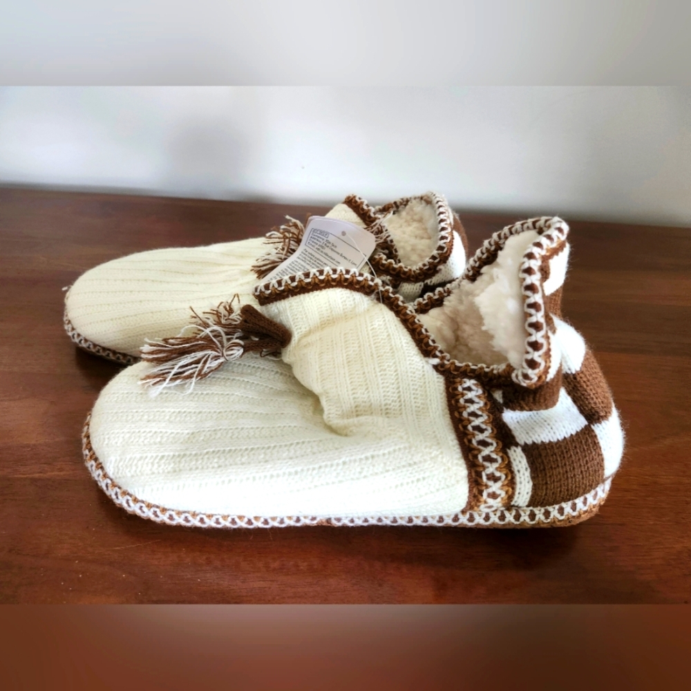 🍇3/$10 Cozy Brown and Cream Slippers